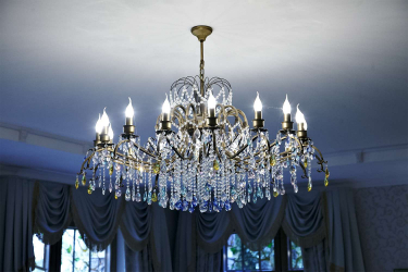 Crie uma bela iluminação (150 + Foto): lustres de cristal no interior da sala e quarto (teto, pendurado, clássico)