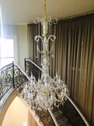 Crie uma bela iluminação (150 + Foto): lustres de cristal no interior da sala e quarto (teto, pendurado, clássico)