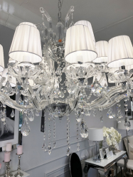 Crie uma bela iluminação (150 + Foto): lustres de cristal no interior da sala e quarto (teto, pendurado, clássico)