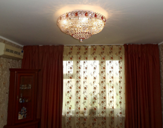 Crie uma bela iluminação (150 + Foto): lustres de cristal no interior da sala e quarto (teto, pendurado, clássico)