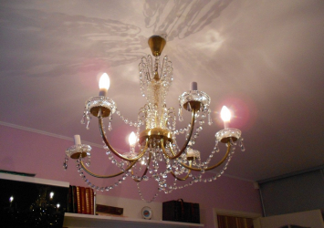 Crie uma bela iluminação (150 + Foto): lustres de cristal no interior da sala e quarto (teto, pendurado, clássico)