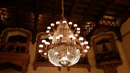 Crie uma bela iluminação (150 + Foto): lustres de cristal no interior da sala e quarto (teto, pendurado, clássico)