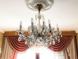 Crie uma bela iluminação (150 + Foto): lustres de cristal no interior da sala e quarto (teto, pendurado, clássico)