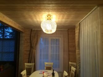 Crie uma bela iluminação (150 + Foto): lustres de cristal no interior da sala e quarto (teto, pendurado, clássico)