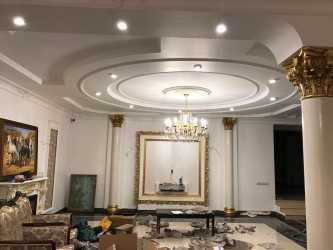 Crie uma bela iluminação (150 + Foto): lustres de cristal no interior da sala e quarto (teto, pendurado, clássico)