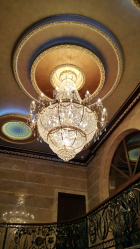 Crie uma bela iluminação (150 + Foto): lustres de cristal no interior da sala e quarto (teto, pendurado, clássico)