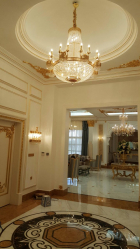 Crie uma bela iluminação (150 + Foto): lustres de cristal no interior da sala e quarto (teto, pendurado, clássico)