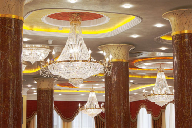 Crie uma bela iluminação (150 + Foto): lustres de cristal no interior da sala e quarto (teto, pendurado, clássico)