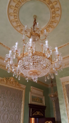 Crie uma bela iluminação (150 + Foto): lustres de cristal no interior da sala e quarto (teto, pendurado, clássico)