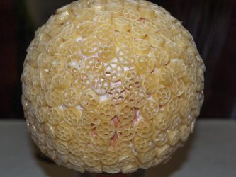 Como fazer lindas bolas para o novo 2019 com as próprias mãos? Artesanatos interessantes e volumosos (mais de 115 fotos). 9 master classes passo-a-passo