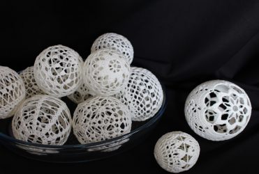 Como fazer lindas bolas para o novo 2019 com as próprias mãos? Artesanatos interessantes e volumosos (mais de 115 fotos). 9 master classes passo-a-passo