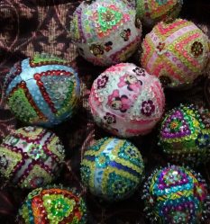 Como fazer lindas bolas para o novo 2019 com as próprias mãos? Artesanatos interessantes e volumosos (mais de 115 fotos). 9 master classes passo-a-passo