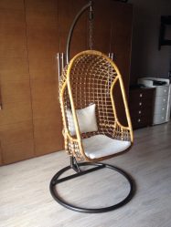 เก้าอี้ที่ถูกระงับจากหวายธรรมชาติและประดิษฐ์: 195+ ตัวเลือกภาพ (หวาย, macrame, พร้อมฝาครอบ)