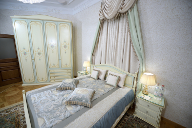 Design de cama de luxo com um dossel para o conforto romântico. 160+ (Fotos) para quartos para adultos e crianças (+ Avaliações)