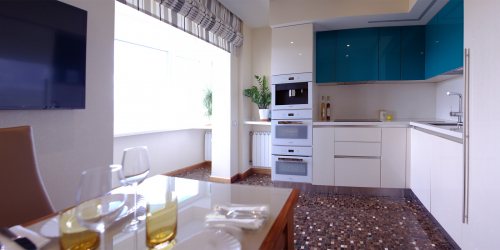 Cozinha combinada com loggia: maneiras reais de usar o local com sabedoria. Design de interiores não chato (mais de 120 fotos)