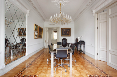 Neoclassicismo no interior: A atmosfera real no quadro da mais recente tecnologia (340 + foto)