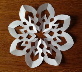 Decorações com brinquedos de papel para o novo 2018 ano do cão. Faça o feriado realmente brilhante!