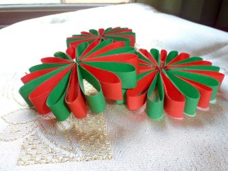 Decorações com brinquedos de papel para o novo 2018 ano do cão. Faça o feriado realmente brilhante!