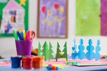 Decorações com brinquedos de papel para o novo 2018 ano do cão. Faça o feriado realmente brilhante!