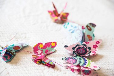 Decorações com brinquedos de papel para o novo 2018 ano do cão. Faça o feriado realmente brilhante!