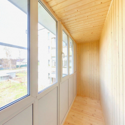 loggias ที่เป็นกระจกในการออกแบบห้องคืออะไร? อบอุ่นการออกแบบมุมกว้างไร้กรอบ 145+ (Photos) การตกแต่งภายในที่แสนสบาย