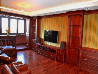 loggias ที่เป็นกระจกในการออกแบบห้องคืออะไร? อบอุ่นการออกแบบมุมกว้างไร้กรอบ 145+ (Photos) การตกแต่งภายในที่แสนสบาย