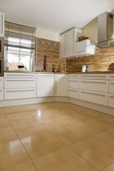 กระเบื้องห้องครัวบนพื้น: 150+ รูปถ่ายของความลับของการออกแบบที่สวยงาม