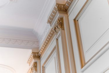 Como escolher e colar o plinto do teto: 180+ (Fotos) Desenhos para diferentes tetos