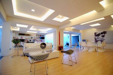 O teto na sala (310 + Foto): alta qualidade e moda. Apenas opções ganha-ganha