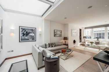 O teto na sala (310 + Foto): alta qualidade e moda. Apenas opções ganha-ganha