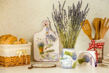 Estilo de Provence em um interior moderno: 335+ Fotos de belos desenhos para os românticos e conhecedores da França (no corredor / sala / cozinha)
