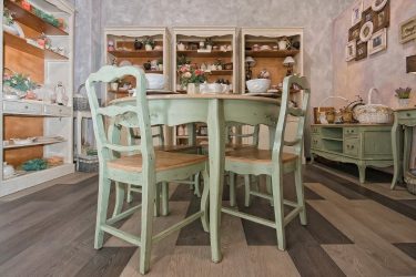 Estilo de Provence em um interior moderno: 335+ Fotos de belos desenhos para os românticos e conhecedores da França (no corredor / sala / cozinha)
