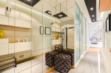 Bancos acolchoados para salas diferentes como uma peça de mobiliário original - opções, conselhos, 235+ (Foto). Adição luxuosa e prática