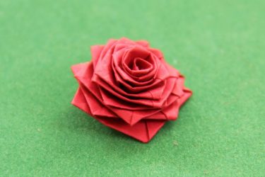 Como fazer rosas de papel com as próprias mãos: Instruções passo a passo para iniciantes (mais de 190 fotos)