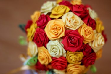 Como fazer rosas de papel com as próprias mãos: Instruções passo a passo para iniciantes (mais de 190 fotos)