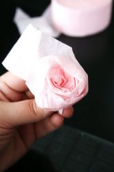 Como fazer rosas de papel com as próprias mãos: Instruções passo a passo para iniciantes (mais de 190 fotos)