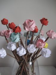 Como fazer rosas de papel com as próprias mãos: Instruções passo a passo para iniciantes (mais de 190 fotos)