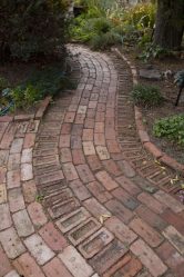 Como é bonito fazer caminhos de jardins com as próprias mãos a baixo custo? Mais de 180 fotos de opções suburbanas de diferentes materiais (telhas, plástico, borracha)
