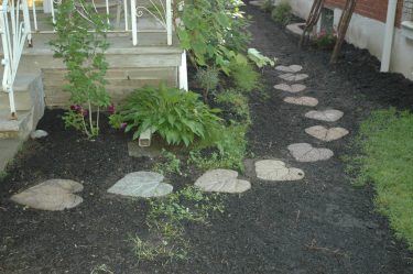 Como é bonito fazer caminhos de jardins com as próprias mãos a baixo custo? Mais de 180 fotos de opções suburbanas de diferentes materiais (telhas, plástico, borracha)