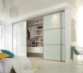 Guarda-roupa no quarto: encontre o guarda-roupa dos seus sonhos. Os modelos mais relevantes e práticos