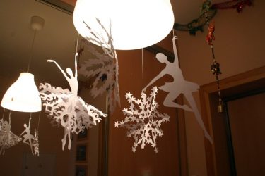 Flocos de neve de papel DIY simples e volumosos: Mais de 75 fotos com instruções passo a passo. Nós decoramos a casa para o feriado (+ Avaliações)
