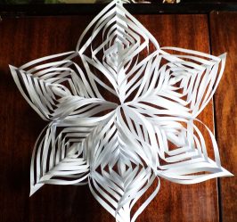 Flocos de neve de papel DIY simples e volumosos: Mais de 75 fotos com instruções passo a passo. Nós decoramos a casa para o feriado (+ Avaliações)