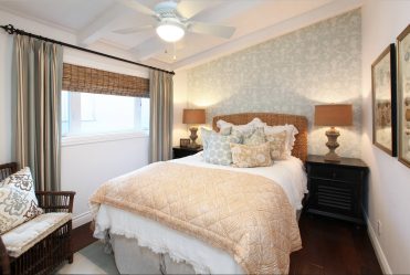 Quarto com papel de parede de duas cores 210+ Foto: Idéias de design que não deixarão ninguém indiferente