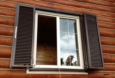 Exemplos de sucesso da transformação da fachada da casa com a ajuda de persianas para janelas (madeira, metal, plástico). Tornar simples e bonito (+ Avaliações)