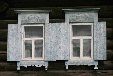 Exemplos de sucesso da transformação da fachada da casa com a ajuda de persianas para janelas (madeira, metal, plástico). Tornar simples e bonito (+ Avaliações)