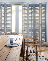 Exemplos de sucesso da transformação da fachada da casa com a ajuda de persianas para janelas (madeira, metal, plástico). Tornar simples e bonito (+ Avaliações)