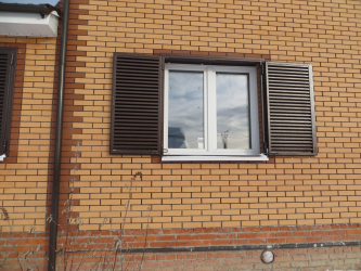 Exemplos de sucesso da transformação da fachada da casa com a ajuda de persianas para janelas (madeira, metal, plástico). Tornar simples e bonito (+ Avaliações)