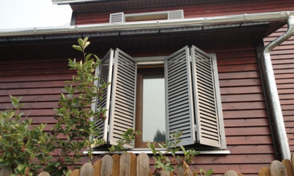 Exemplos de sucesso da transformação da fachada da casa com a ajuda de persianas para janelas (madeira, metal, plástico). Tornar simples e bonito (+ Avaliações)