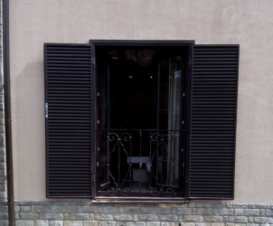 Exemplos de sucesso da transformação da fachada da casa com a ajuda de persianas para janelas (madeira, metal, plástico). Tornar simples e bonito (+ Avaliações)