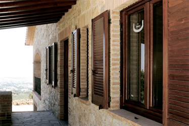 Exemplos de sucesso da transformação da fachada da casa com a ajuda de persianas para janelas (madeira, metal, plástico). Tornar simples e bonito (+ Avaliações)